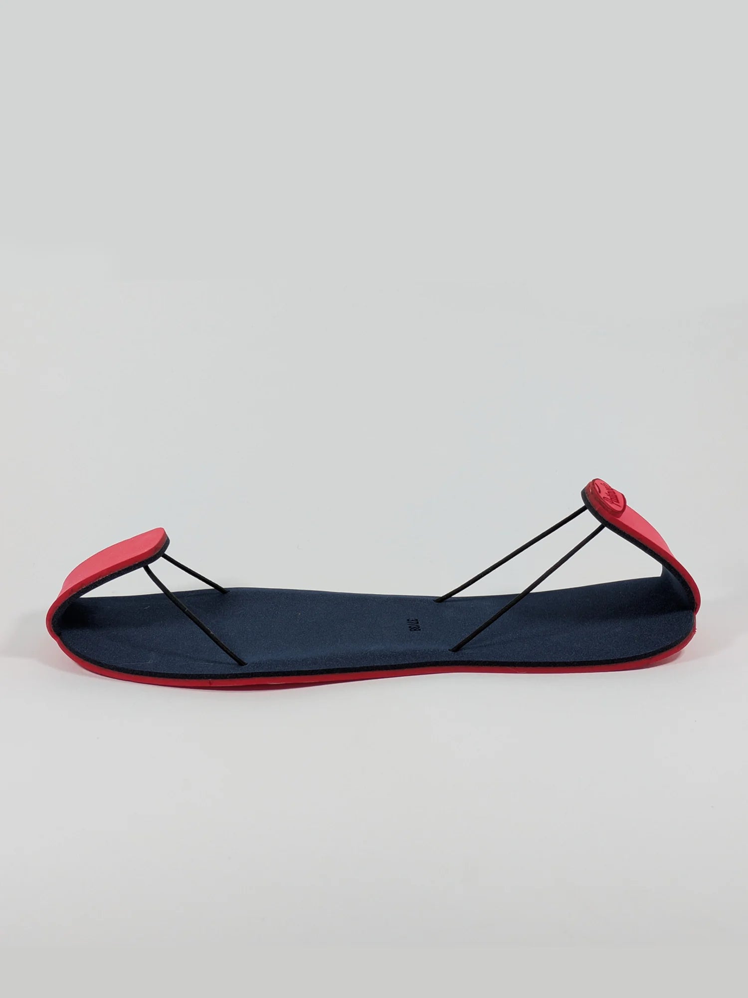 surchaussure rouge de profil