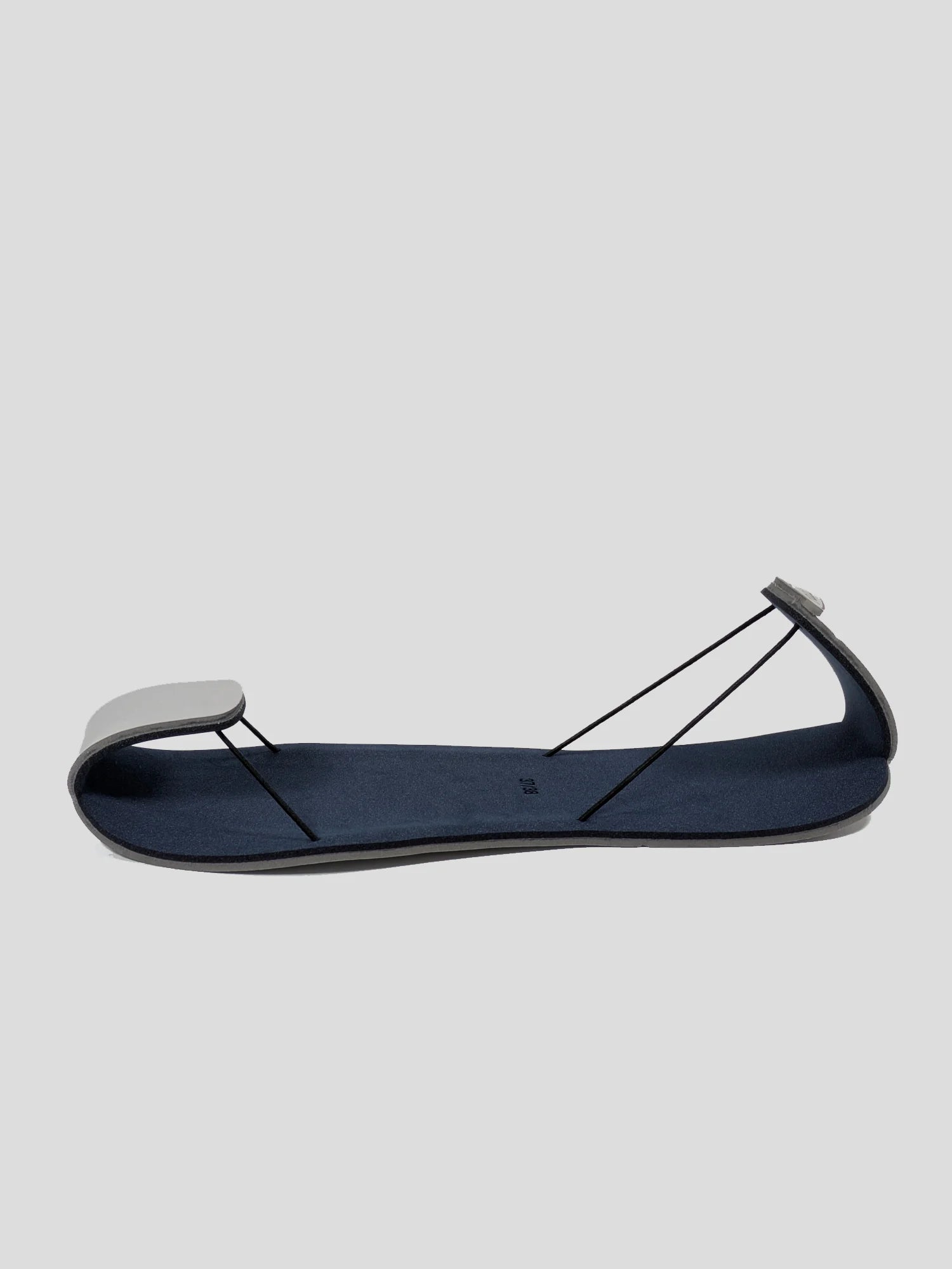 surchaussure grise de profil