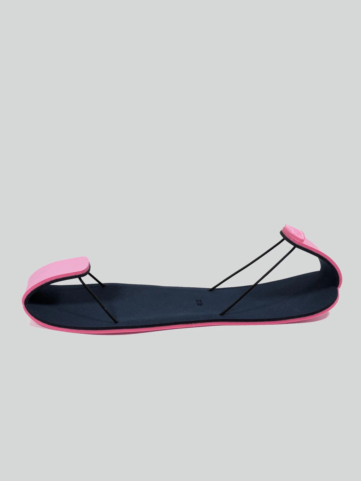 Surchaussure rose de profil