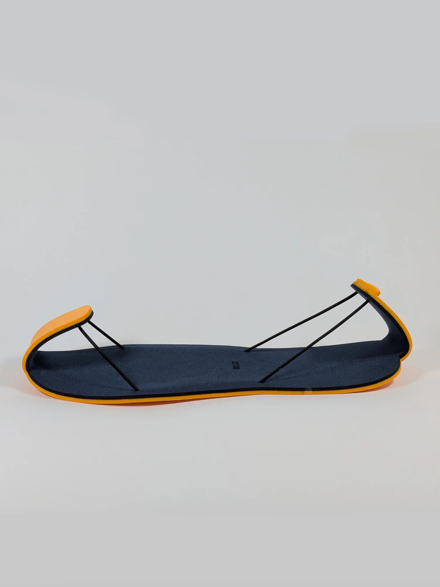 surchaussure orange de profil